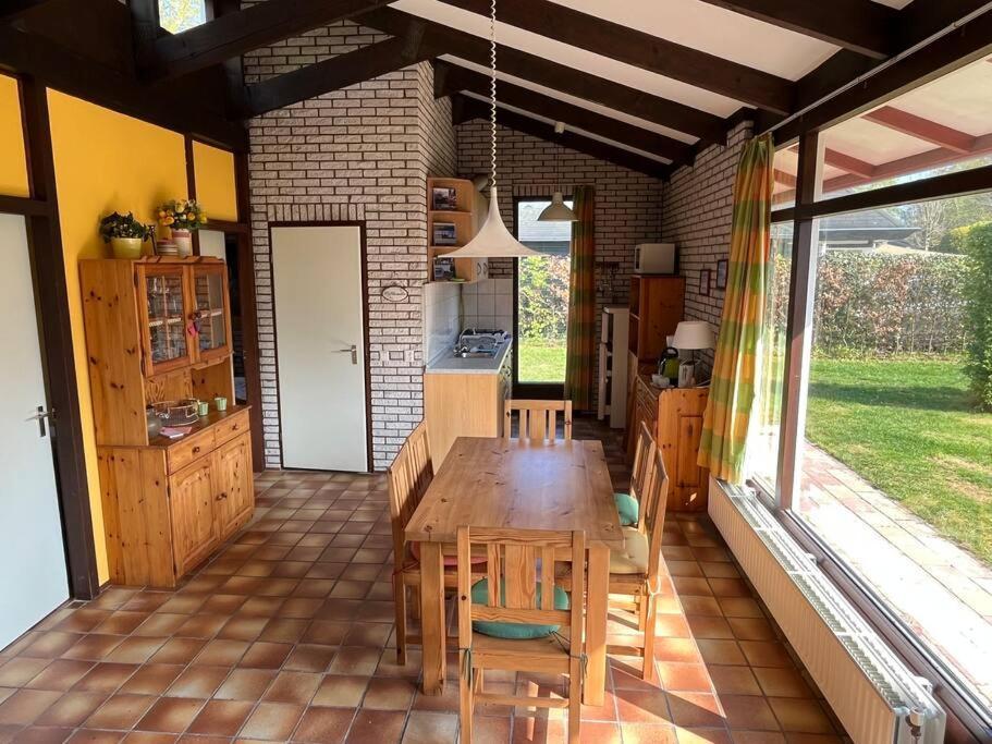 Knusse Bungalow Op Groen Park! Ouddorp Exterior photo